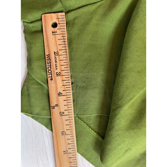 CAbi High Rise Traipse Short Linen Blend Style 6398 in Avocado Green Women Sz. 6 - Picture 9 of 12
